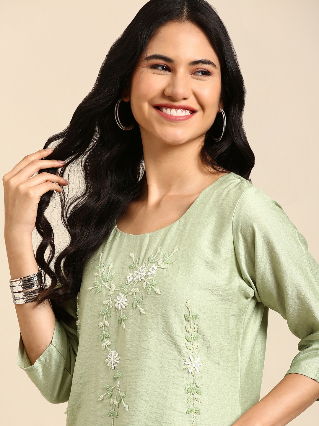 

SHOWOFF Round Neck Floral Embroidered Raw Silk Kurta, Green