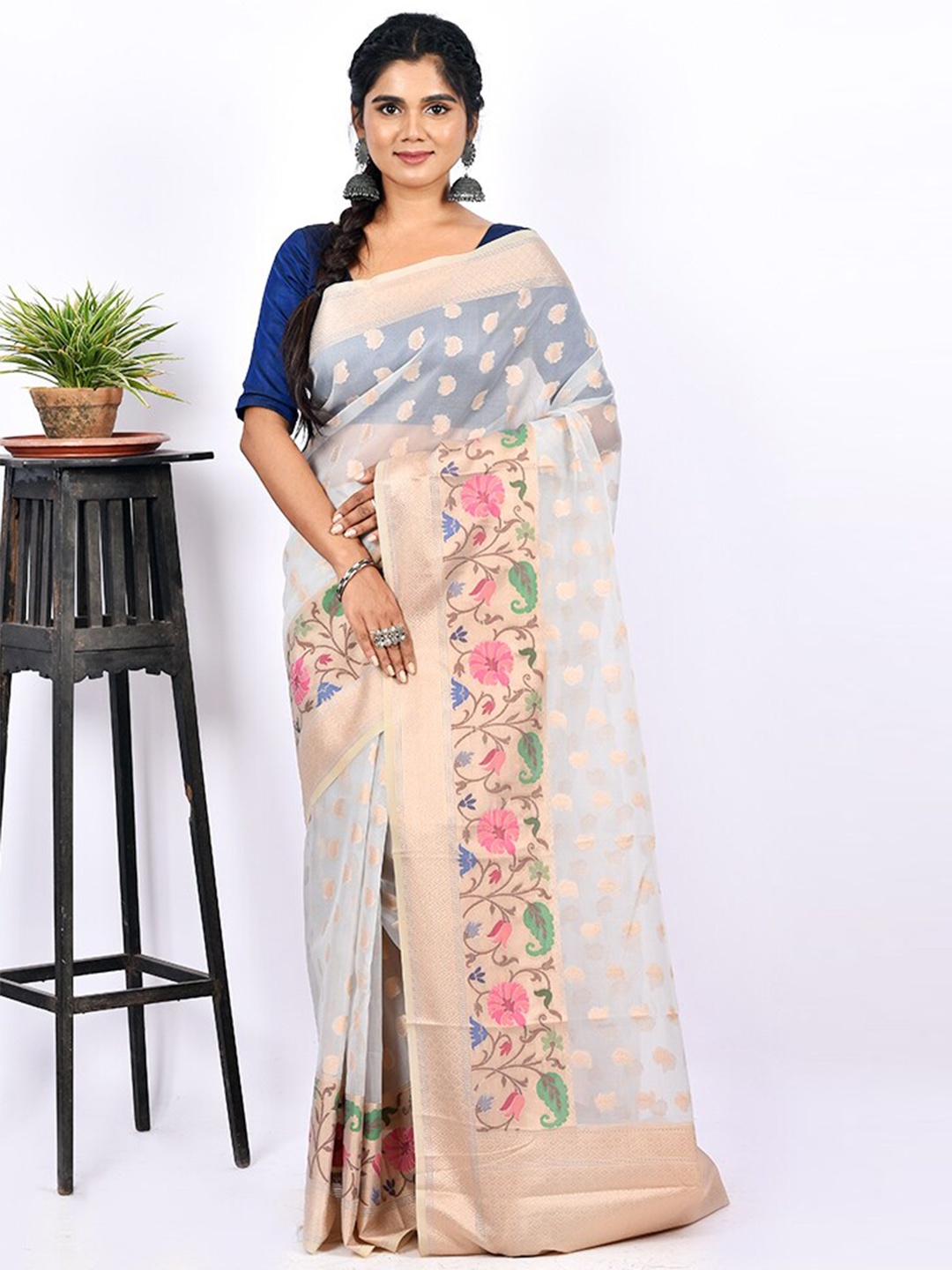 

AllSilks Grey & Gold-Toned Woven Design Zari Kora Silk Cotton Saree