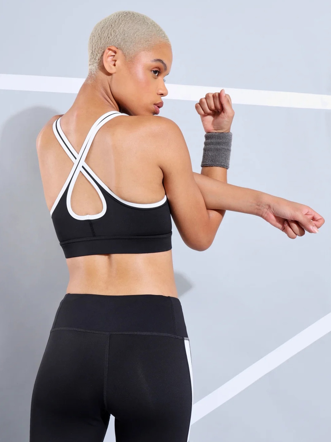 

CULT Medium Impact Criss Cross Sports Bra, Black