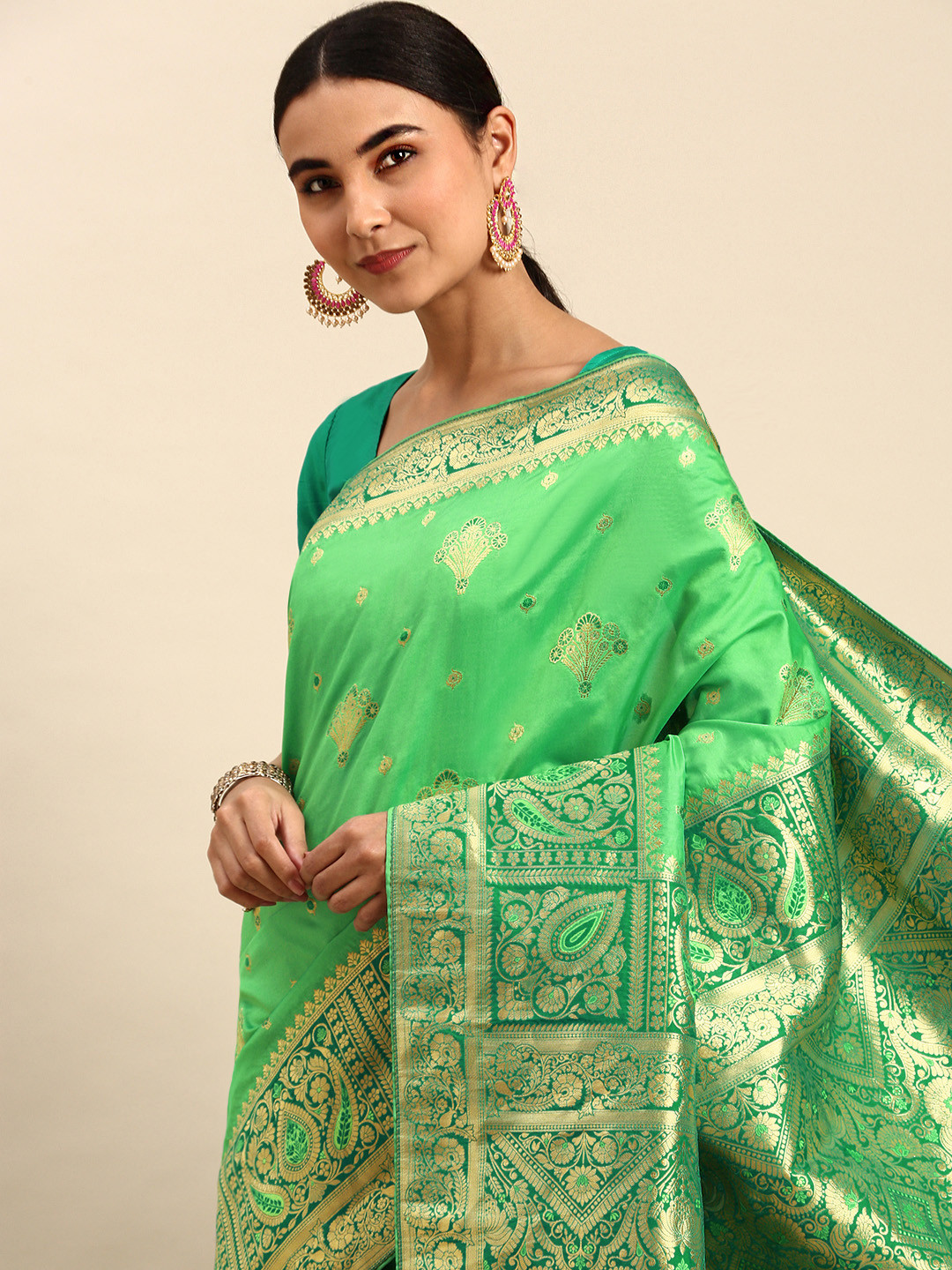 

HEEPOSH Green & Golden Ethnic Motifs Art Silk Banarasi Saree
