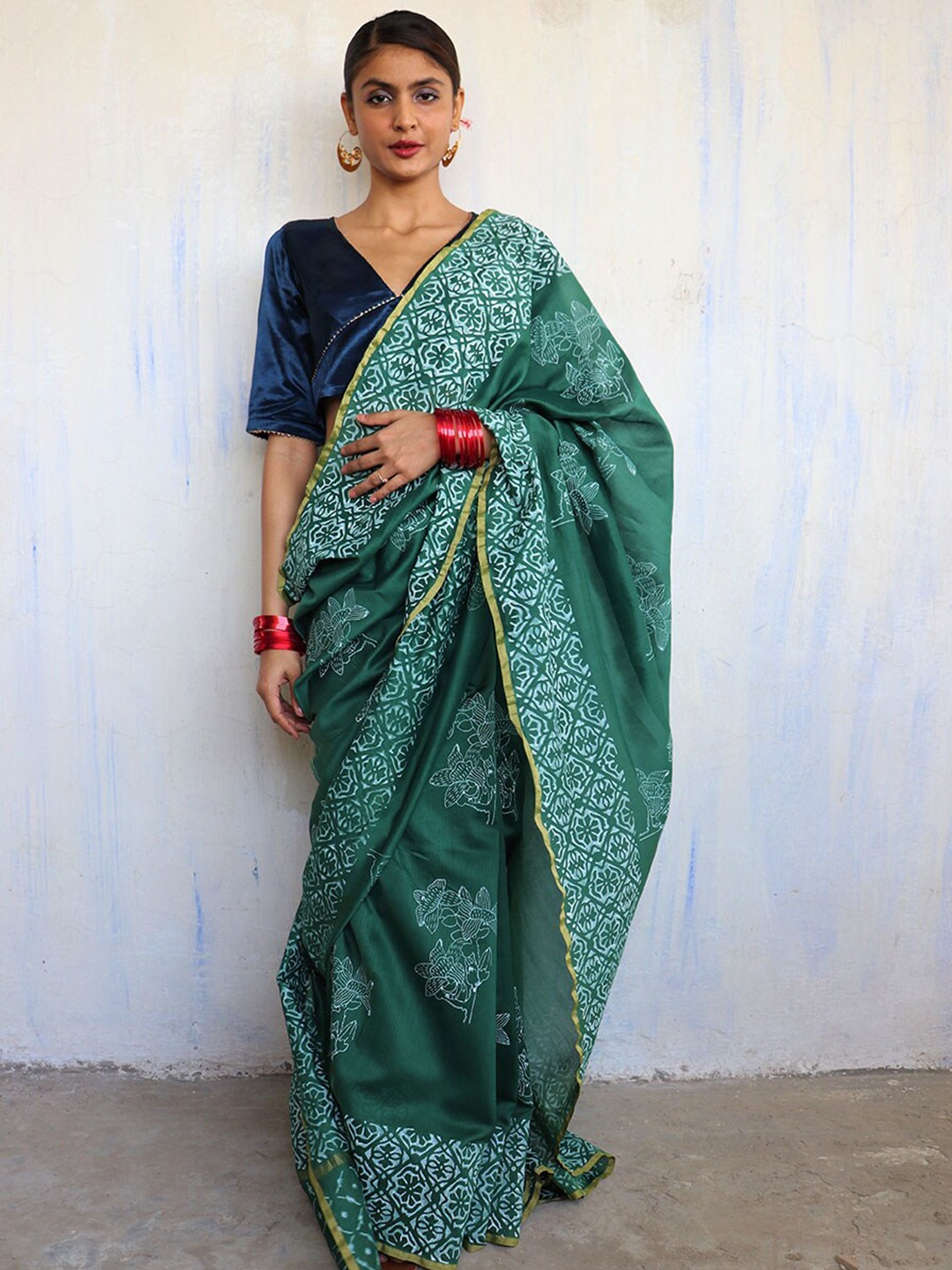

Chidiyaa Green & White Floral Printed Pure Silk Chanderi Saree