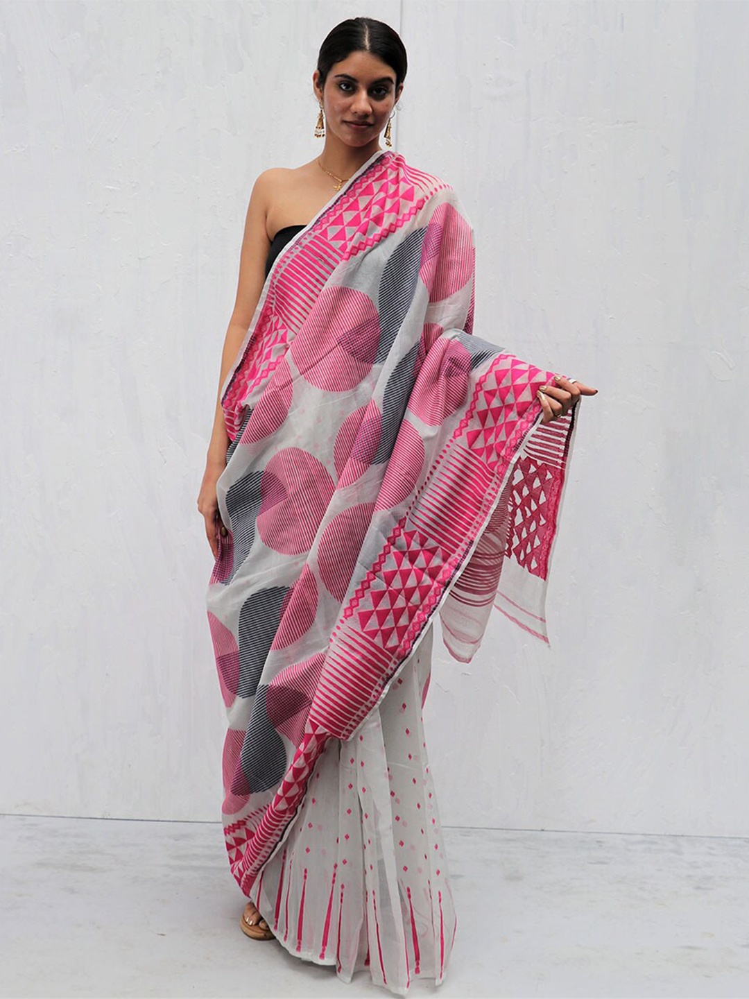 

Chidiyaa Grey & Pink Printed Pure Linen Jamdani Saree