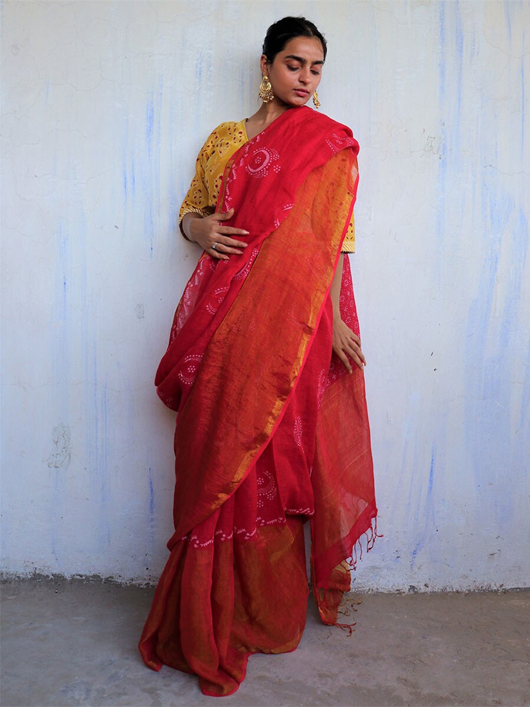 

Chidiyaa Red & White Floral Printed Zari Pure Linen Saree