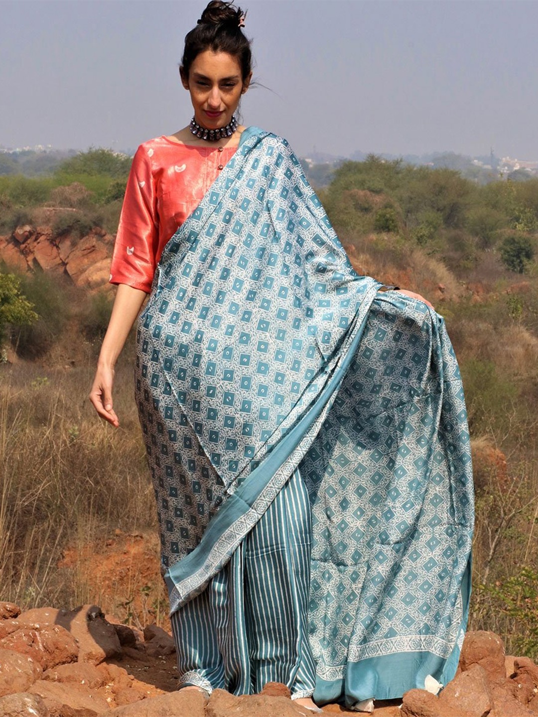 

Chidiyaa Blue & White Geometric Printed Modal Silk Saree