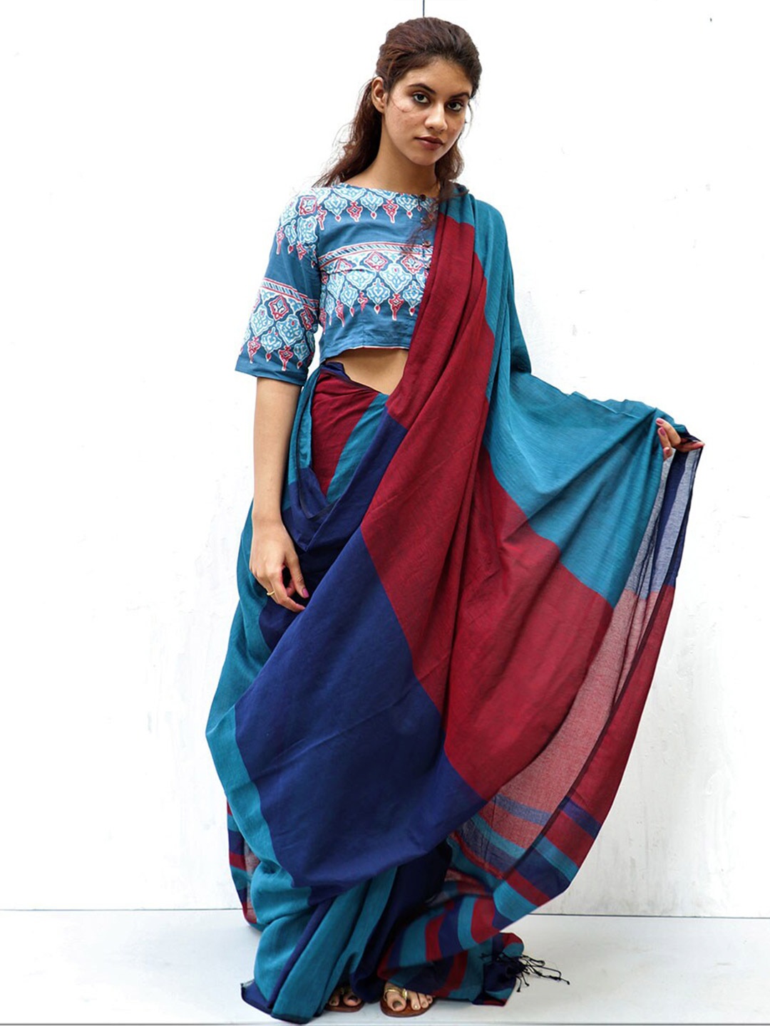 

Chidiyaa Blue & Maroon Colourblocked Pure Cotton Saree