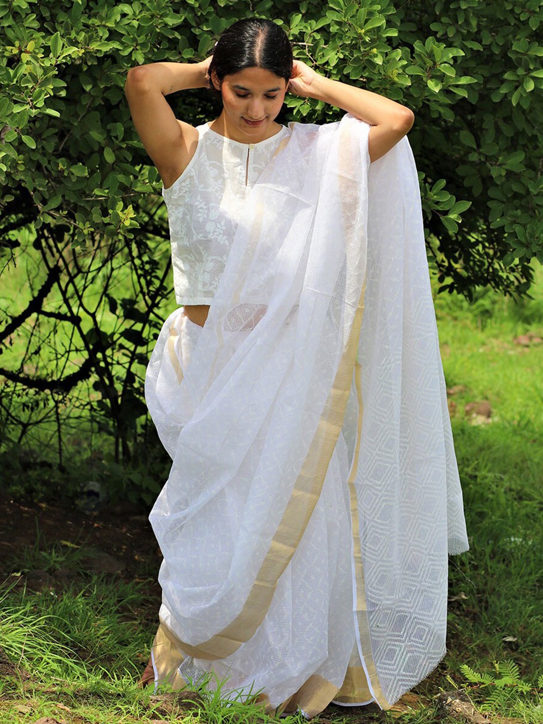 

Chidiyaa White & Gold Woven Design Zari Pure Linen Saree