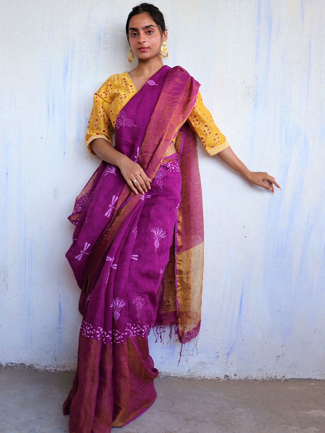 

Chidiyaa Magenta & White Ethnic Motifs Printed Zari Pure Linen Saree