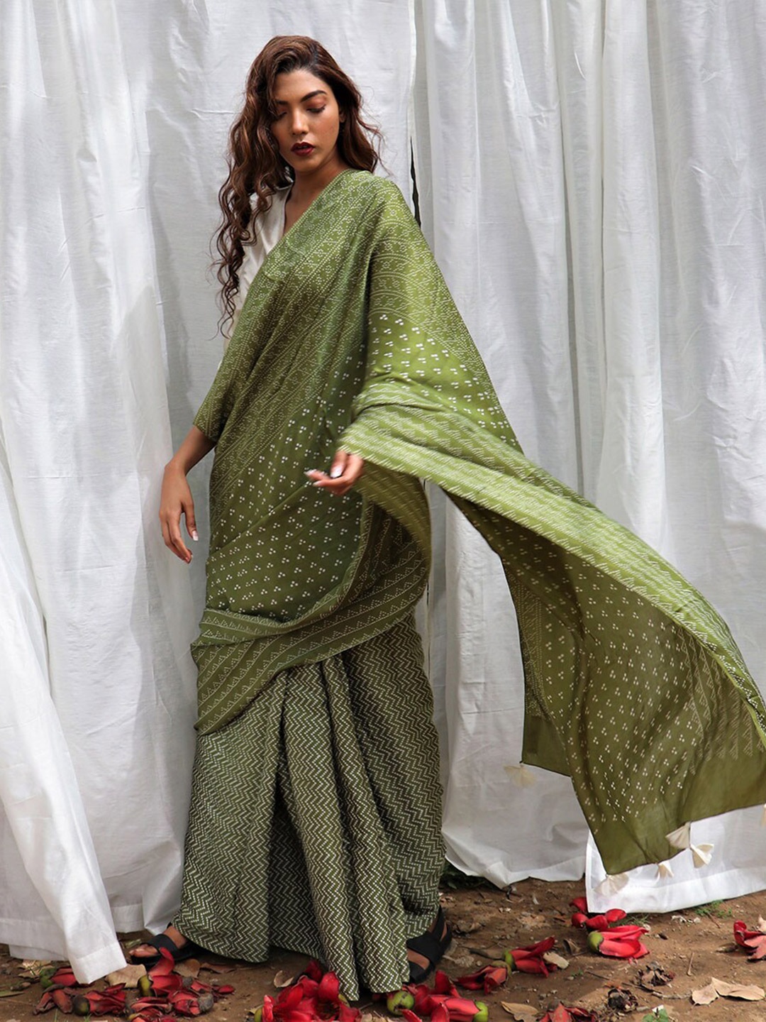 

Chidiyaa Olive Green & White Geometric Printed Modal Silk Saree