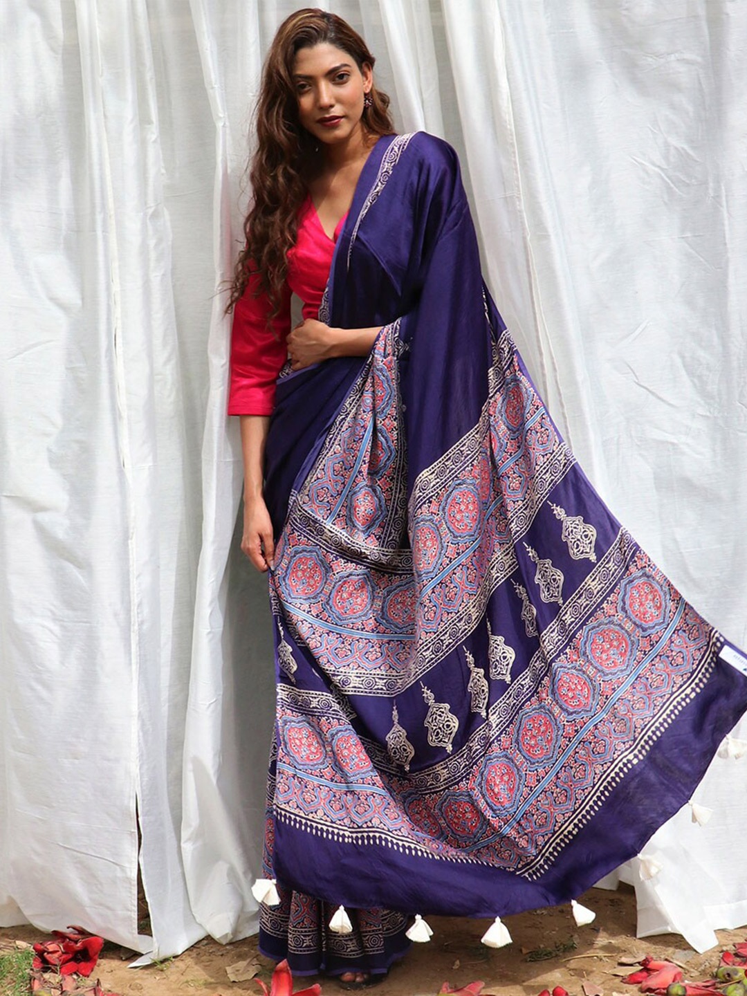 

Chidiyaa Navy Blue & White Ethnic Motifs Printed Modal Silk Saree