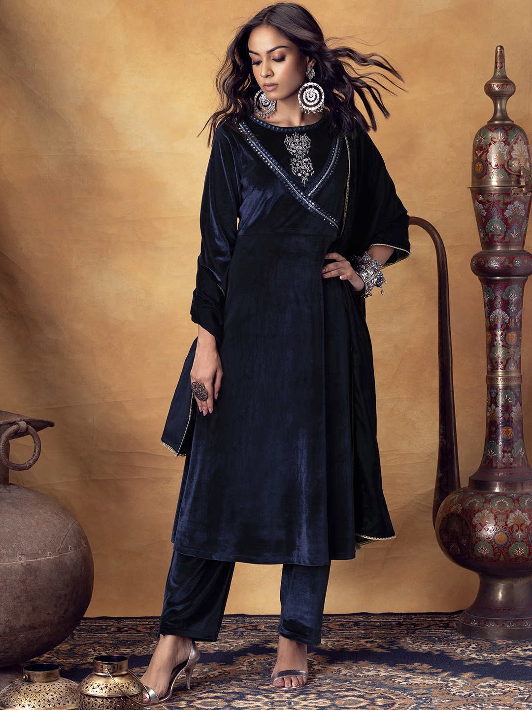 

Rang by Indya Round Neck Embroidered Thread Work Velvet Kurta, Blue
