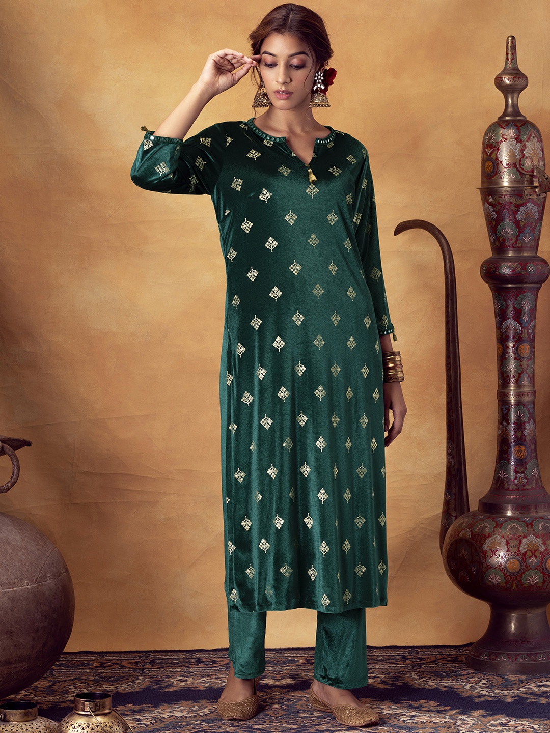 

Rang by Indya Floral Printed Velvet Round Neck Kurta, Green