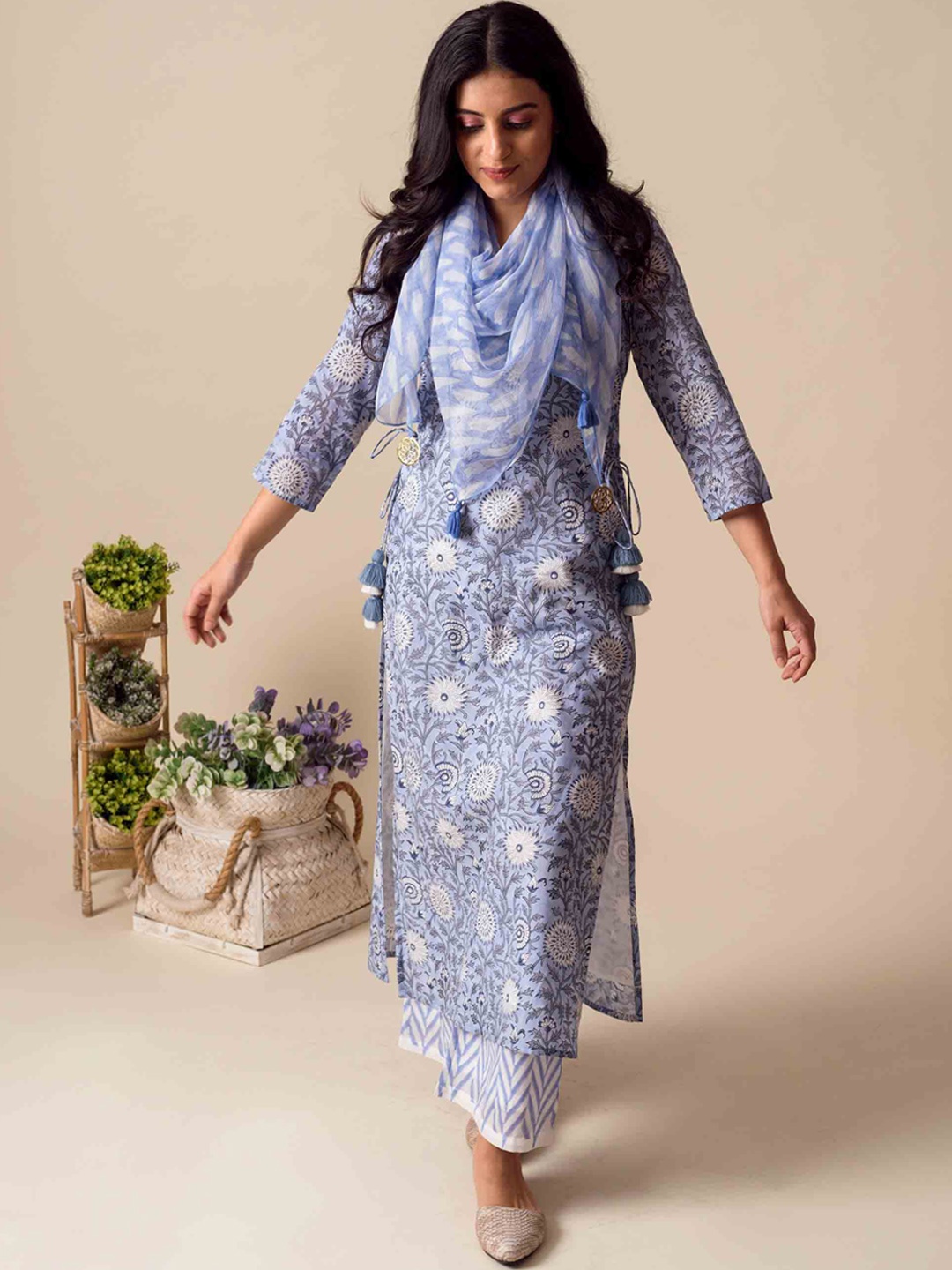 

Kapraaha Women Blue Floral Printed Pure Cotton Kurta with Trousers & With Dupatta