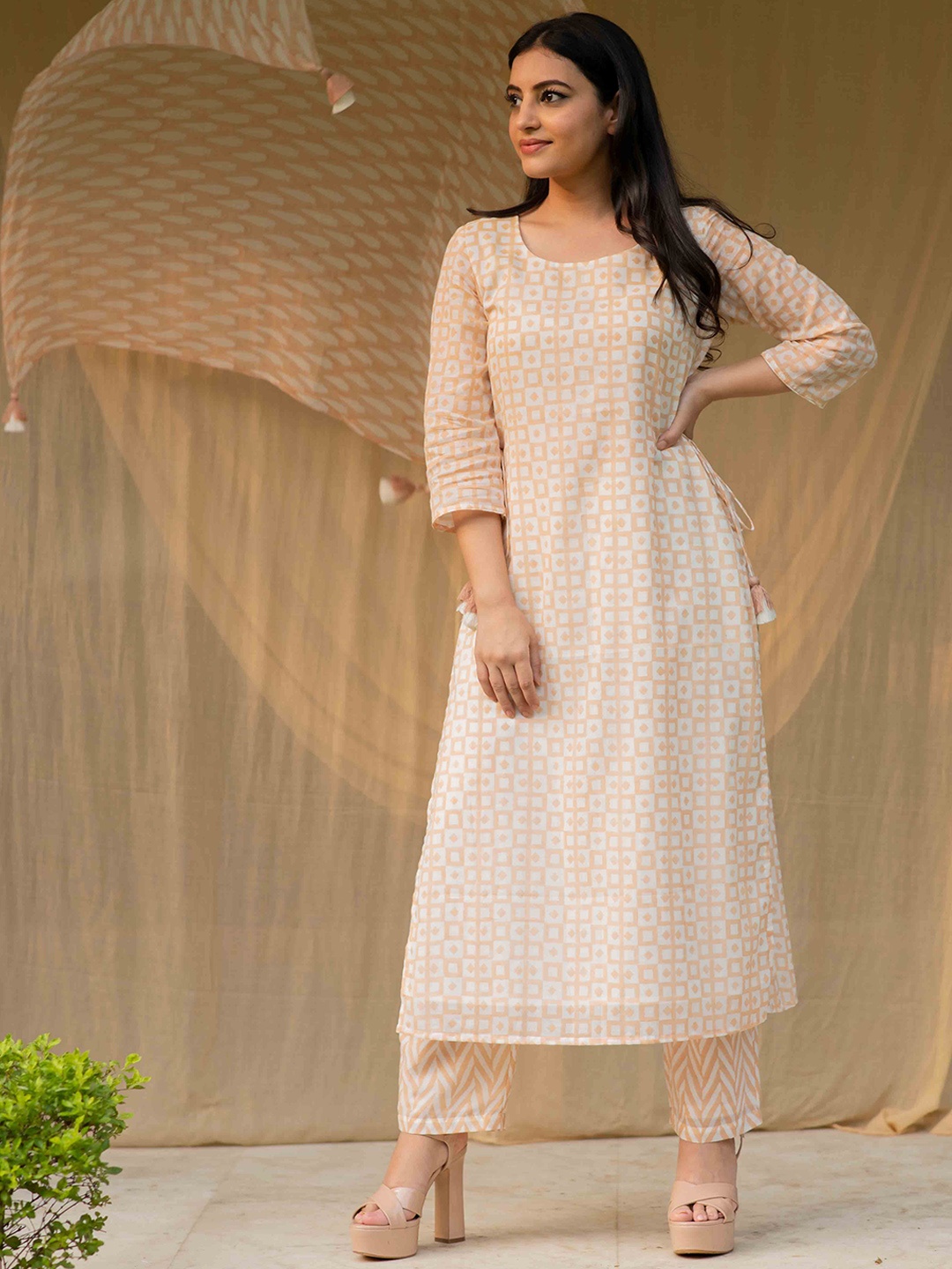 

Kapraaha Women Peach-Coloured Printed Pure Cotton Kurta With Trousers & Dupatta