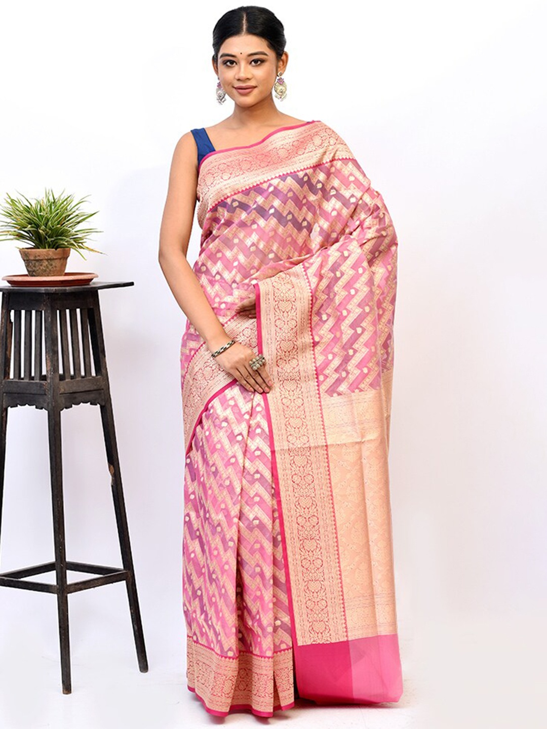 

AllSilks Pink & Gold-Toned Woven Design Zari Kora Silk Cotton Saree