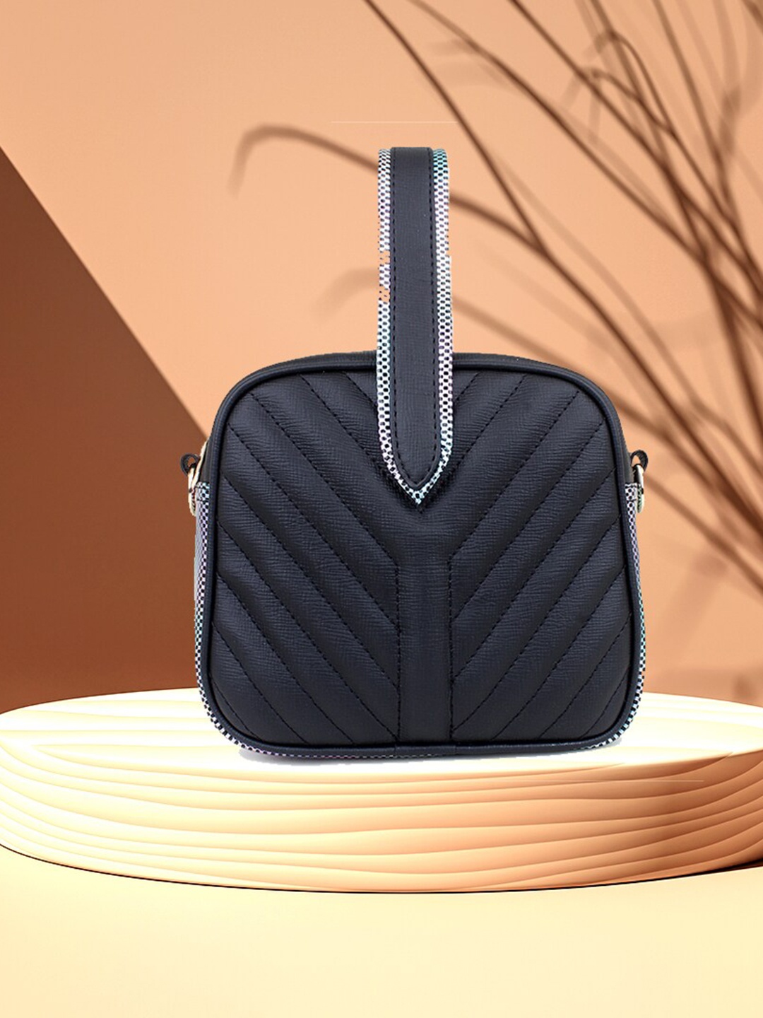 

yelloe Women Black Structured Handheld Bag