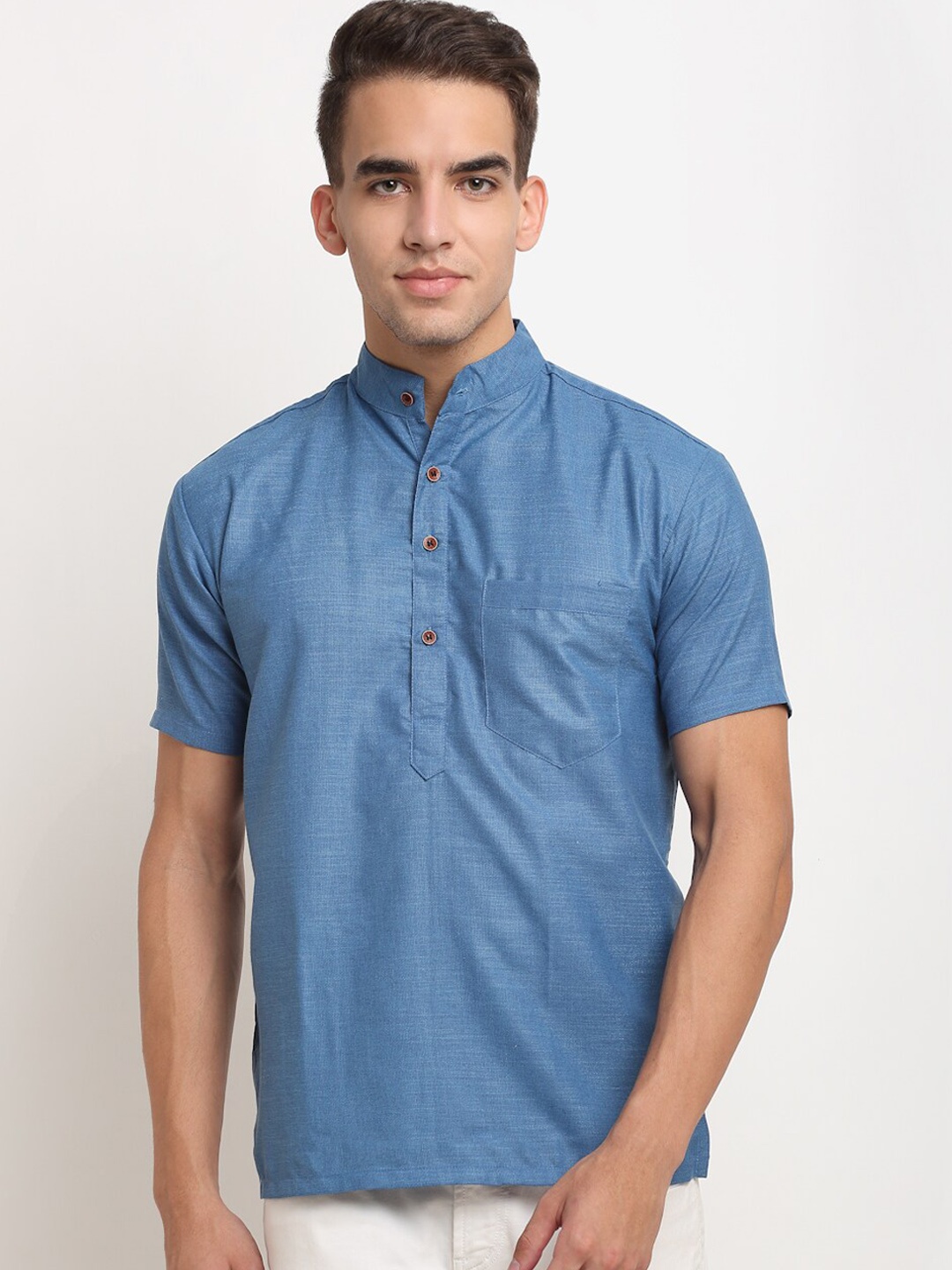 

Aarsha Men Blue Solid Short Sleeve Pure Cotton Kurta