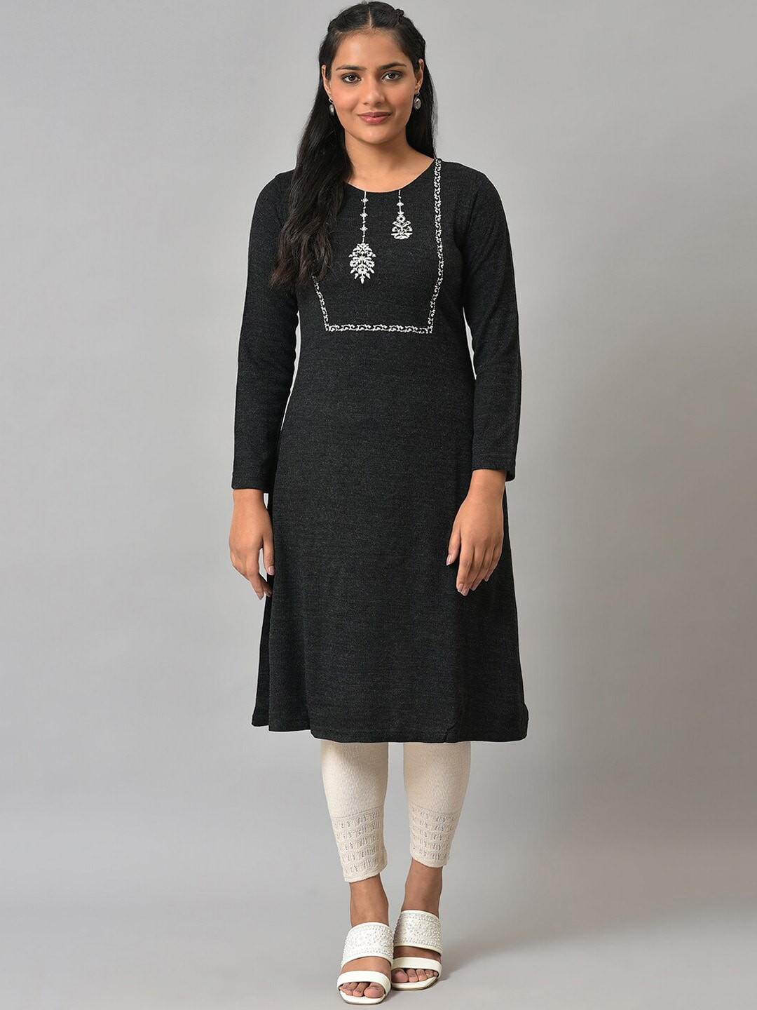 

W Women Black Embroidered Thread Work Kurta