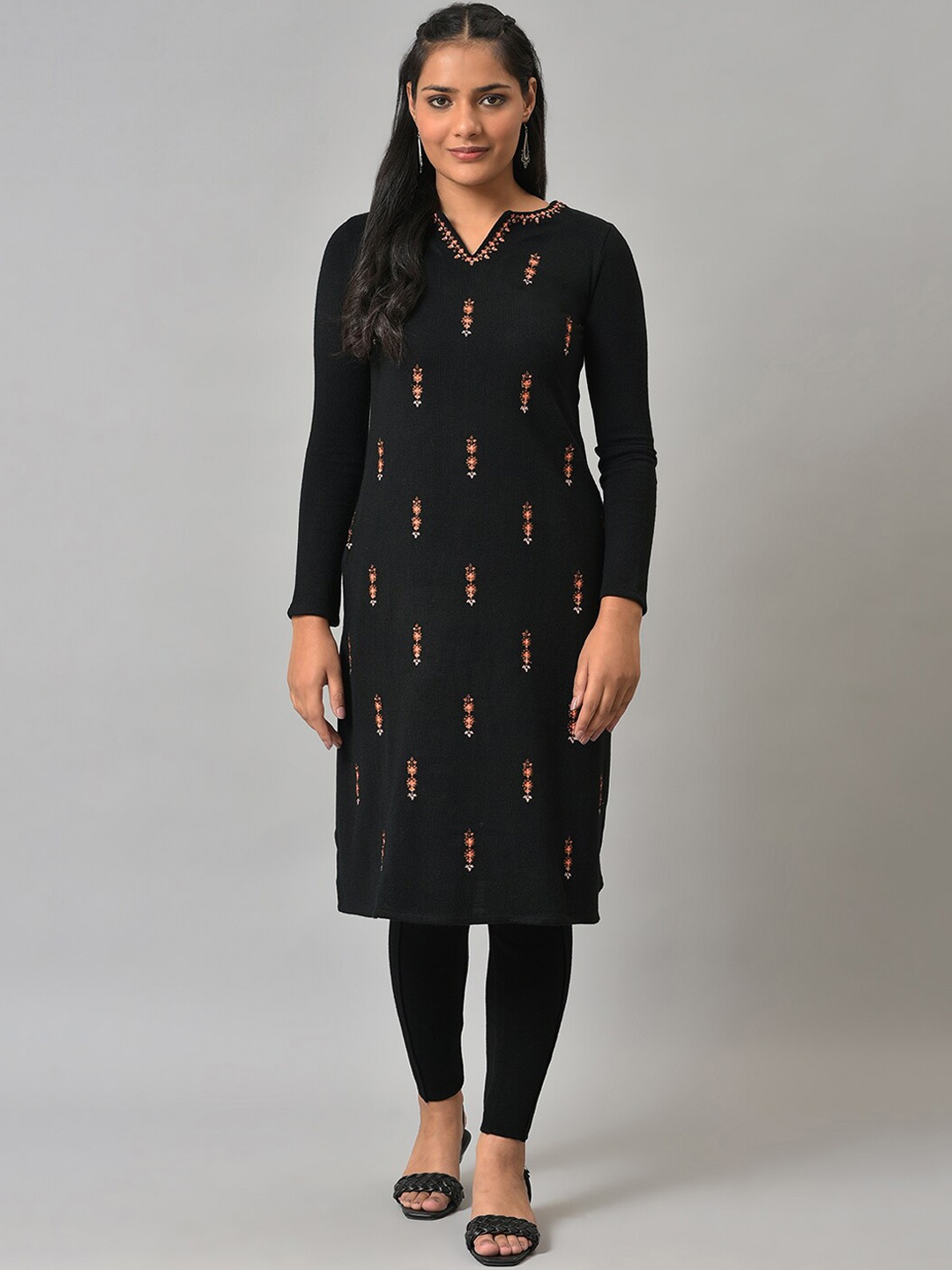 

W Women Black Floral Embroidered Thread Work Kurta