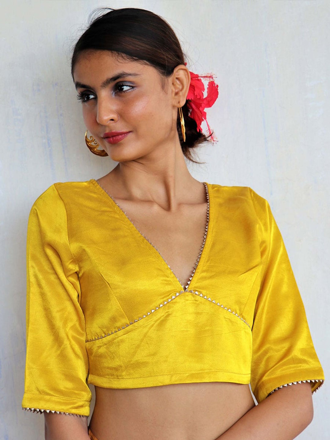 

Chidiyaa Women Yellow Solid Silk Saree Blouse