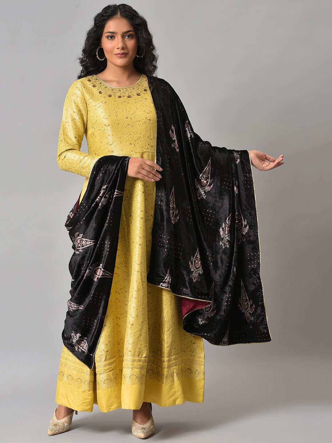 

WISHFUL Women Black & Pink Ethnic Motifs Printed Shawl