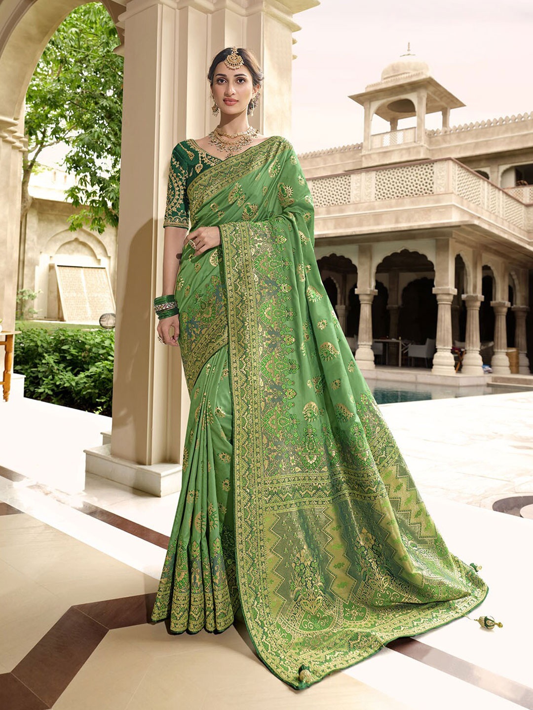 

ODETTE Green & Gold-Toned Woven Design Zari Silk Blend Saree