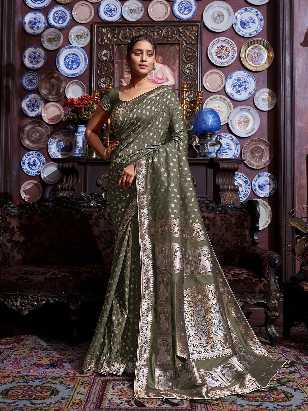 

ODETTE Green & Gold-Toned Woven Design Zari Silk Blend Saree