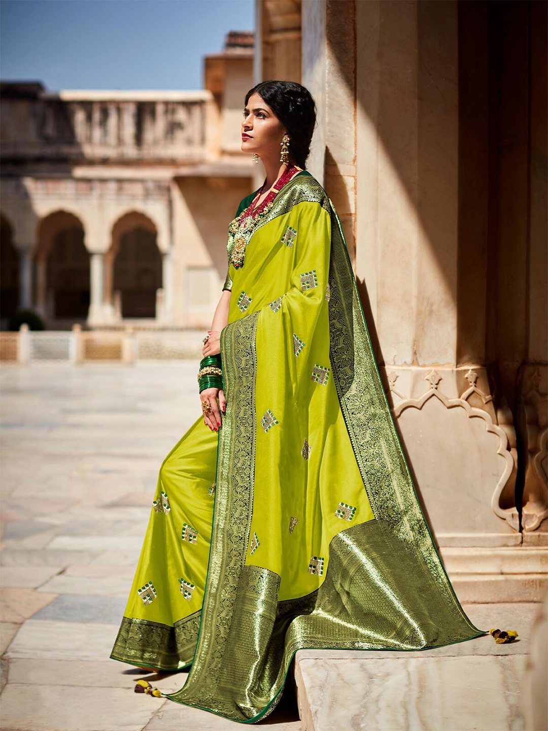 

ODETTE Green & Gold-Toned Ethnic Motifs Zari Silk Blend Saree