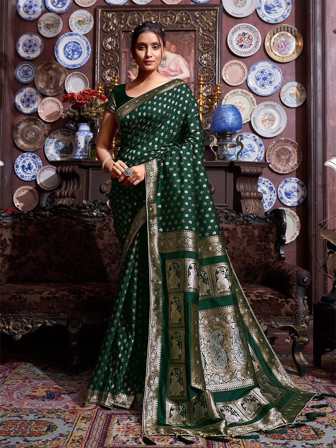 

ODETTE Green & Gold-Toned Woven Design Zari Silk Blend Saree