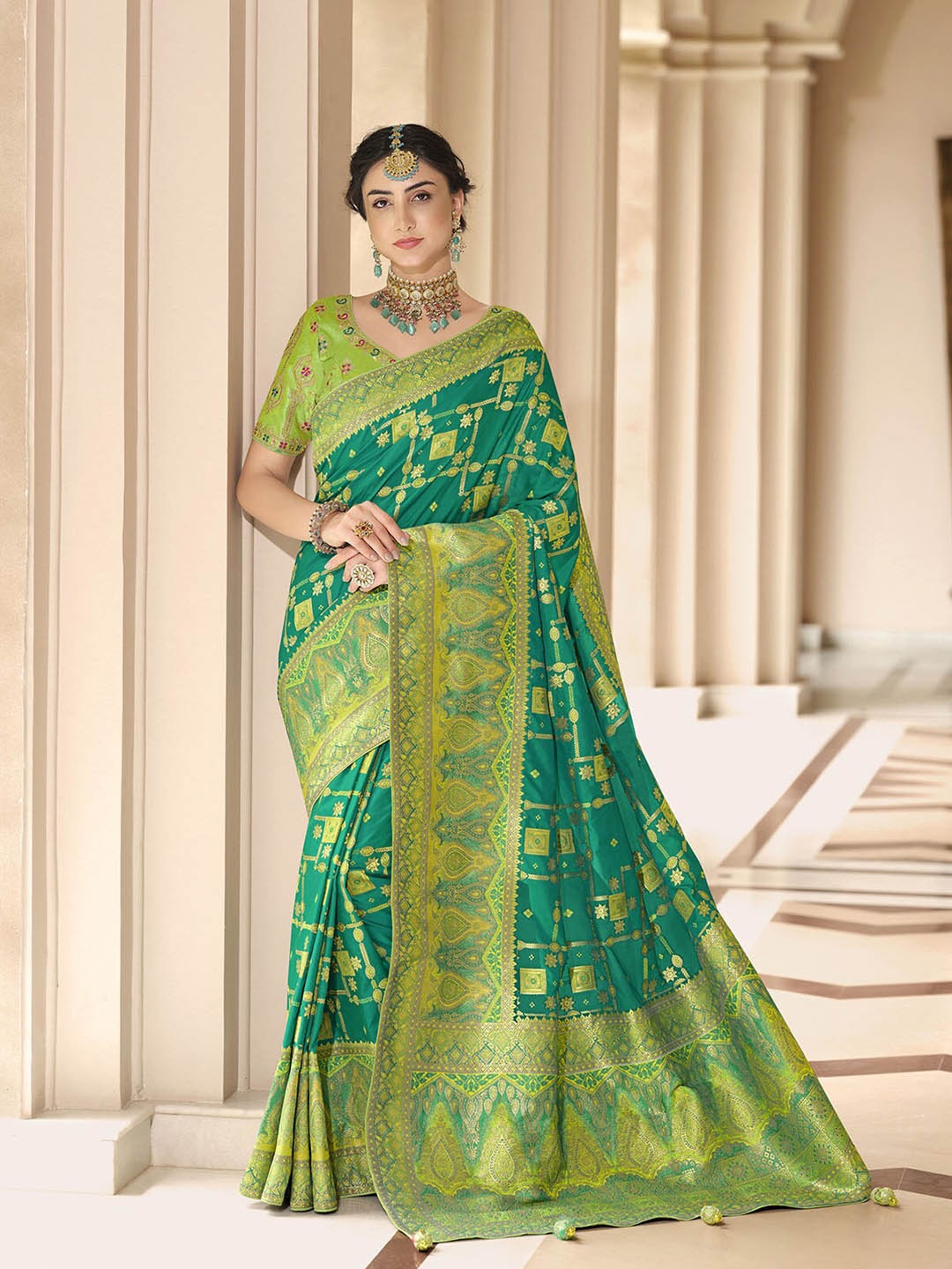 

ODETTE Green & Gold-Toned Woven Design Zari Silk Blend Saree