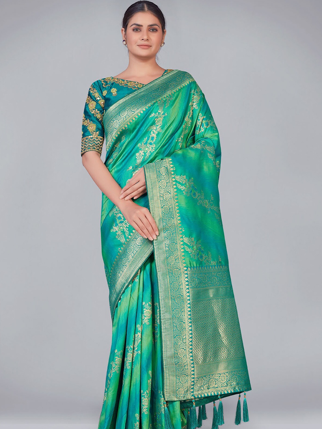 

ODETTE Green & Gold-Toned Woven Design Zari Silk Blend Saree
