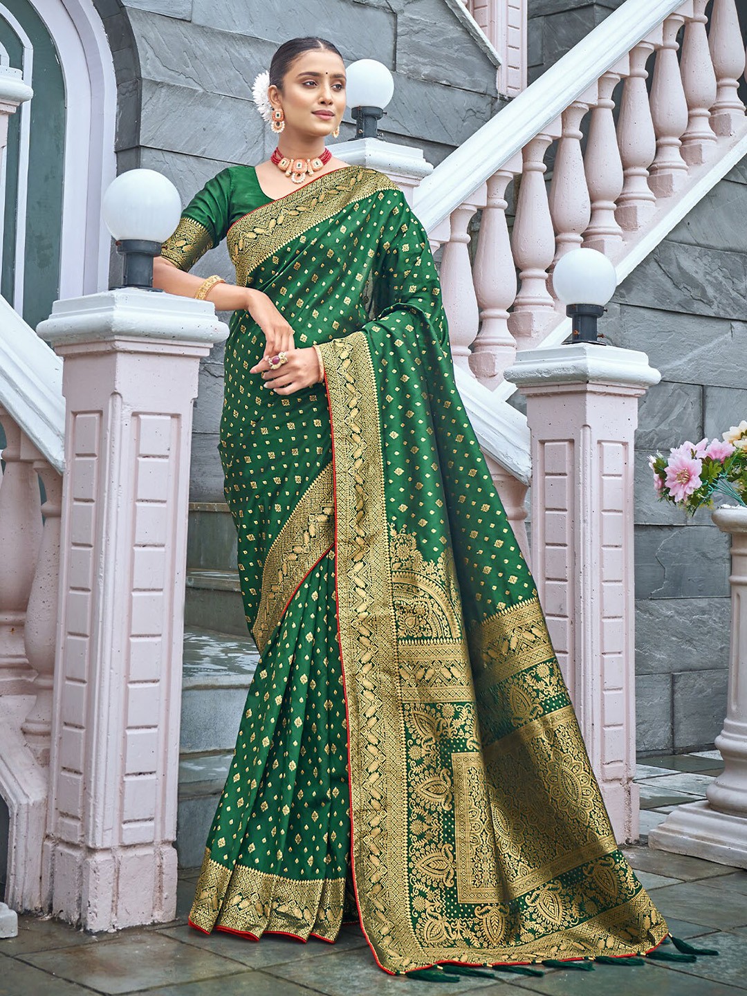

ODETTE Green & Gold-Toned Woven Design Zari Silk Blend Saree