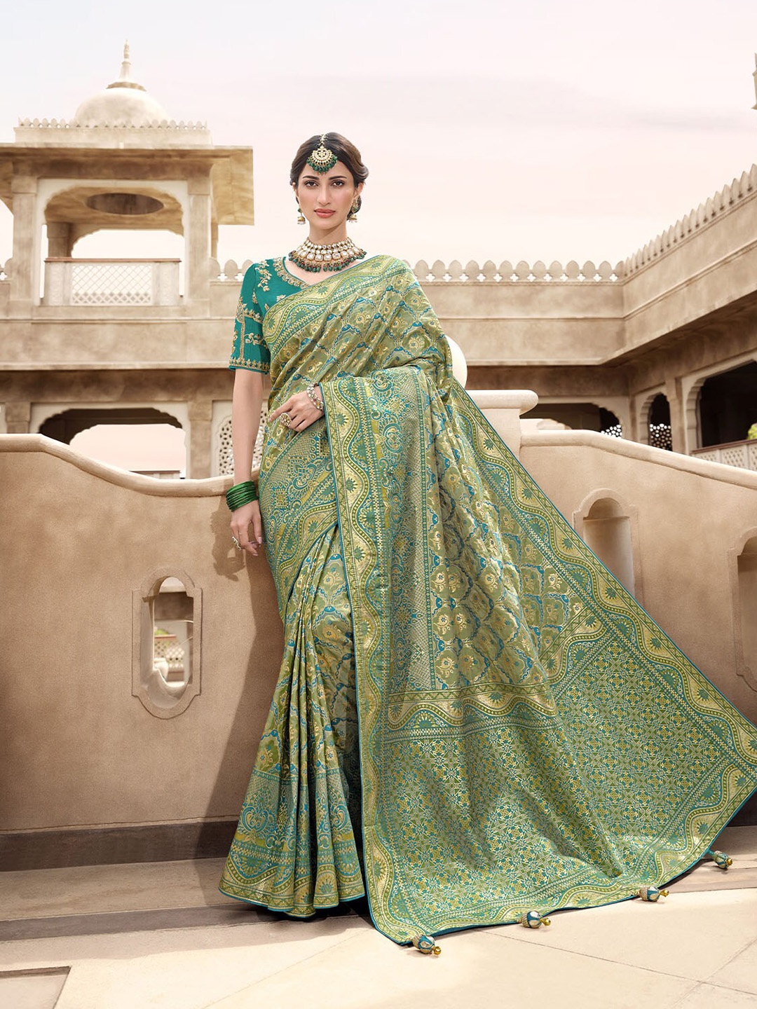 

ODETTE Green & Gold-Toned Woven Design Zari Silk Blend Saree
