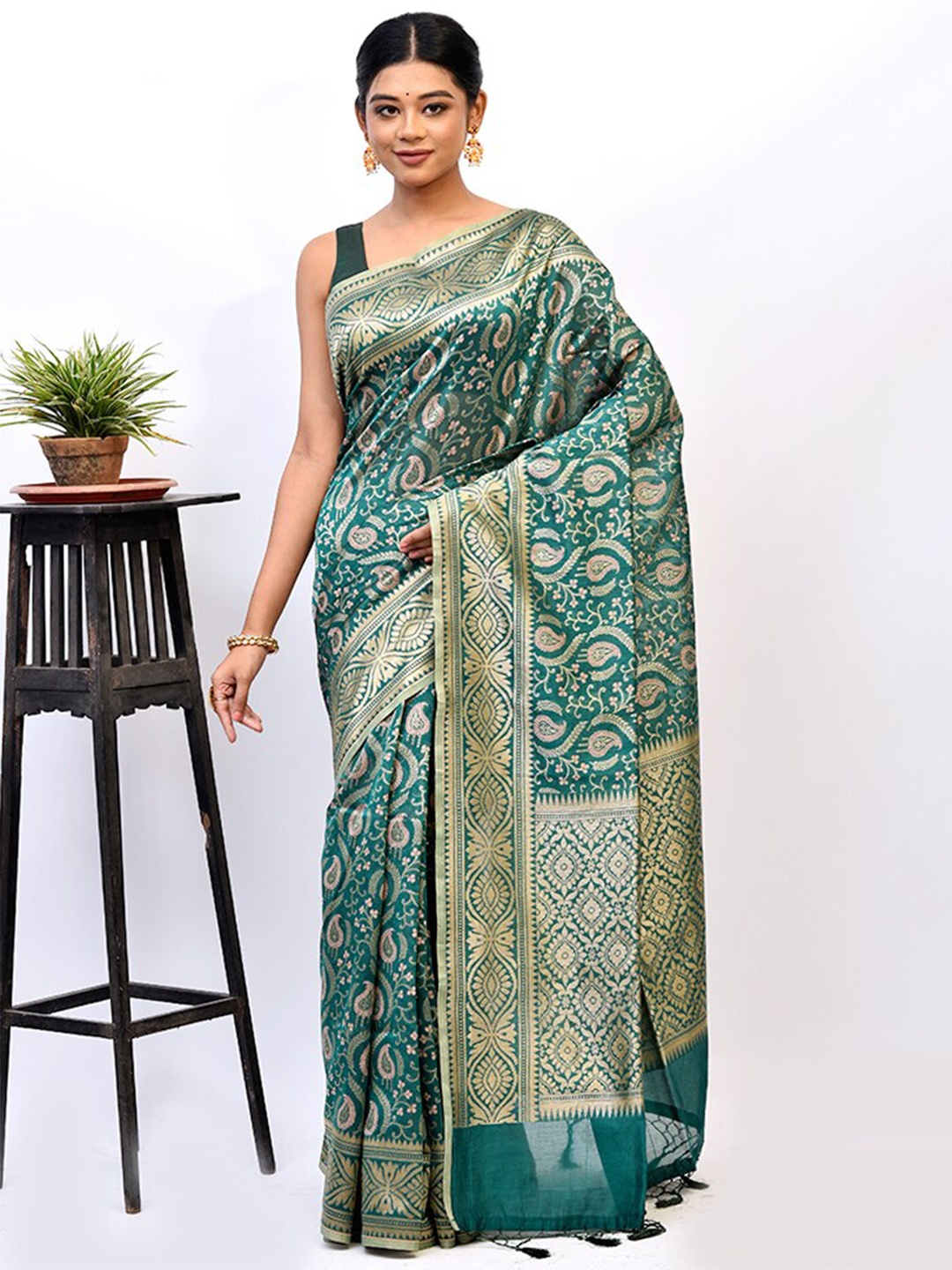 

AllSilks Green & Gold-Toned Woven Design Zari Silk Cotton Saree