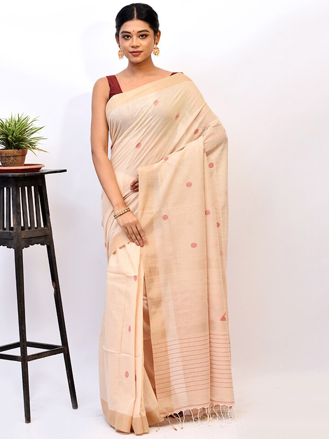 

AllSilks Cream-Coloured & Peach-Coloured Floral Zari Silk Blend Saree