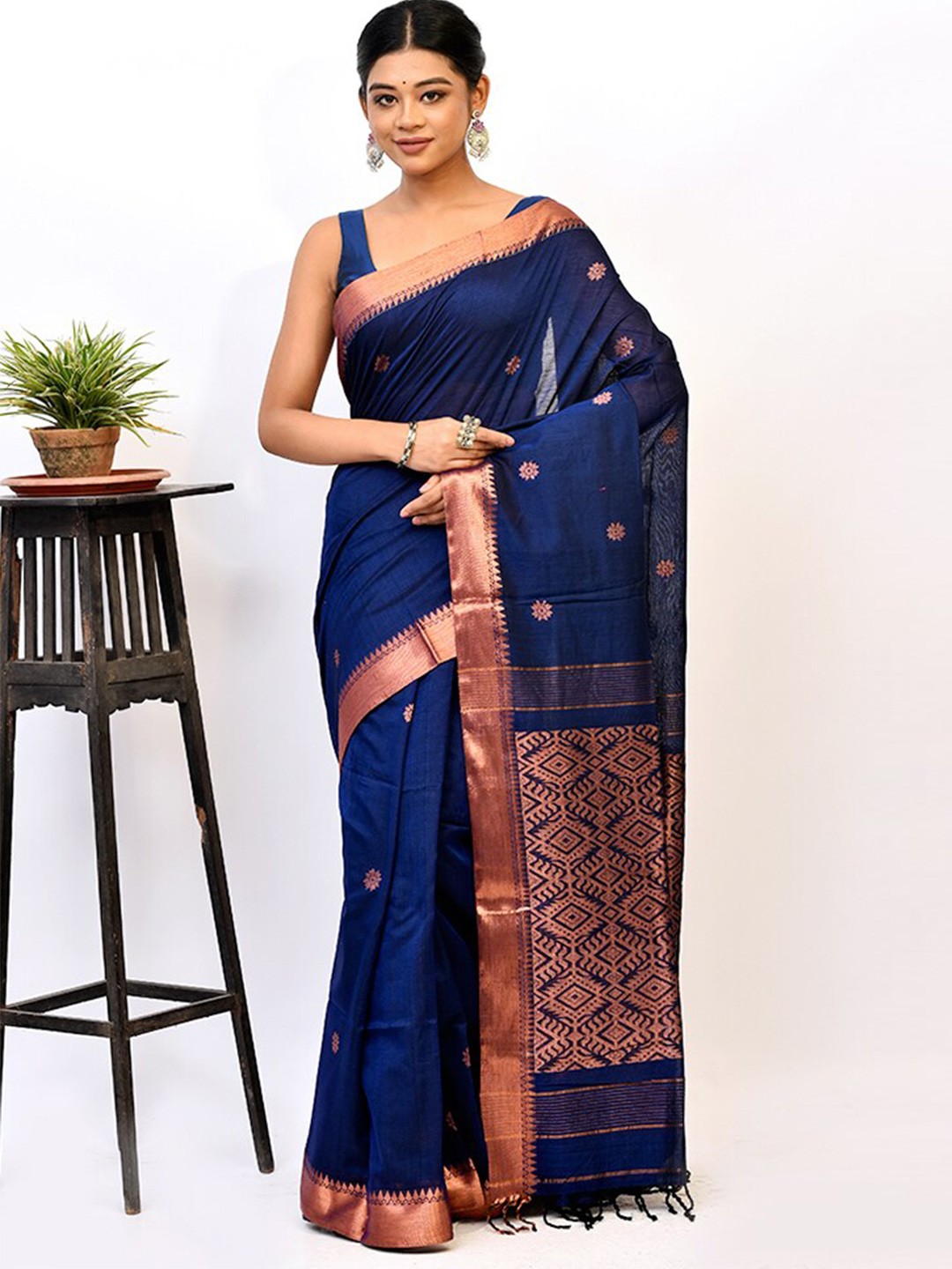 

AllSilks Blue & Bronze-Toned Floral Zari Silk Blend Saree