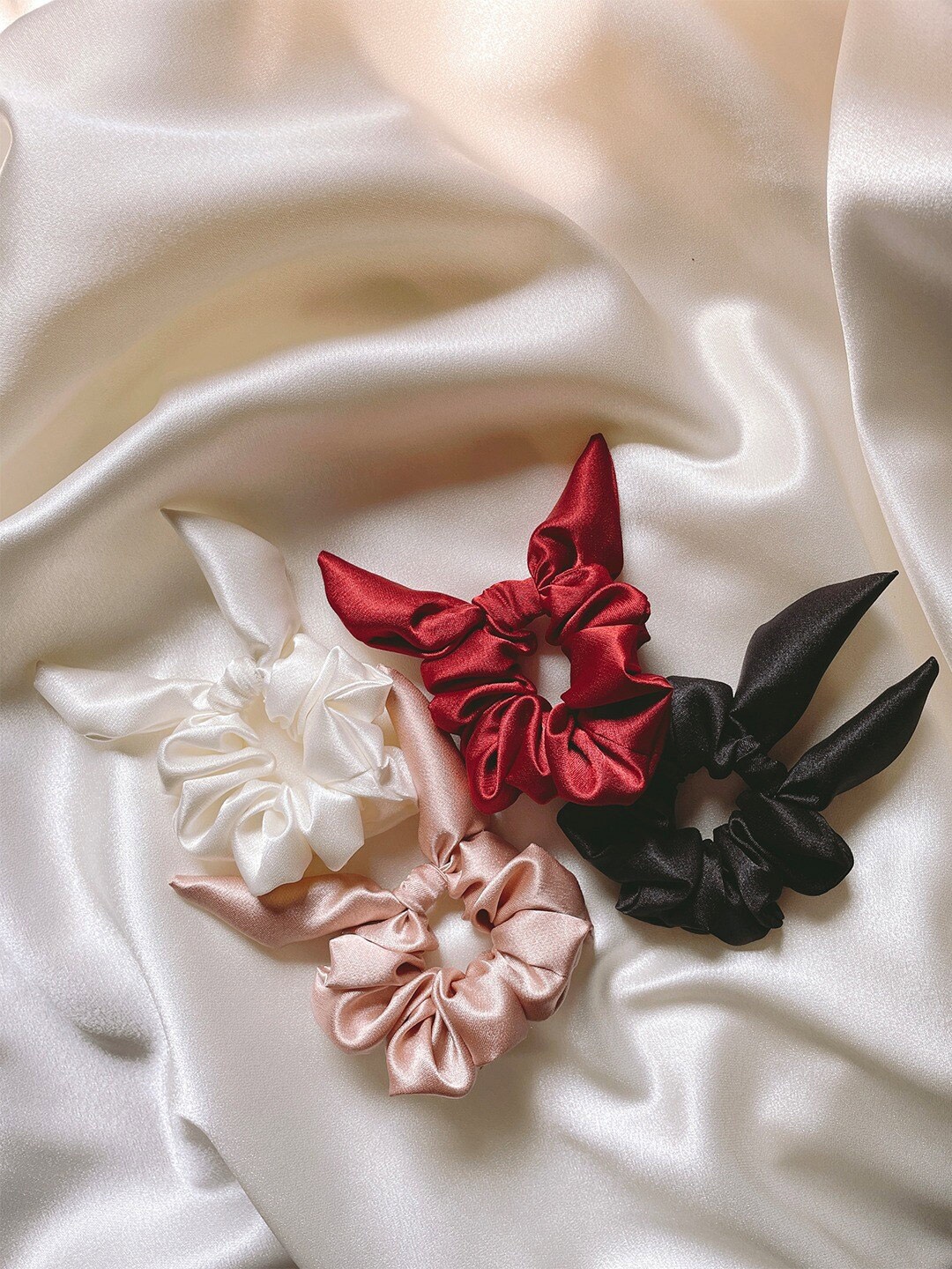 

Mueras Women White & Red Set of 4 Bow Knot Satin Scrunchies