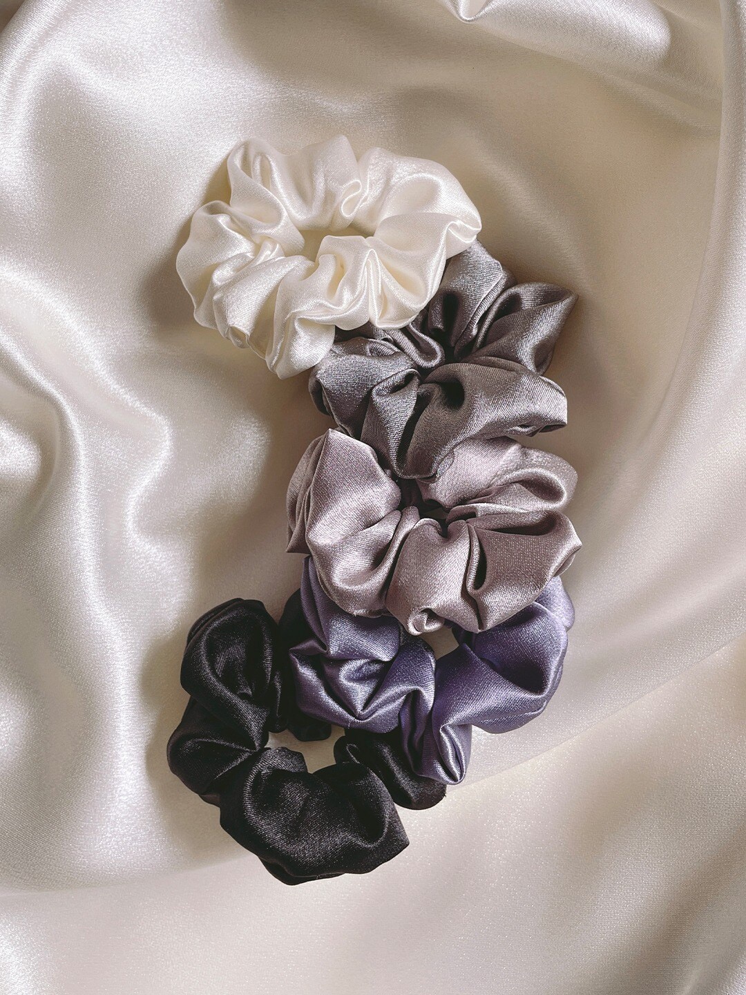 

Mueras Women Set of 5 Satin Scrunchies, White