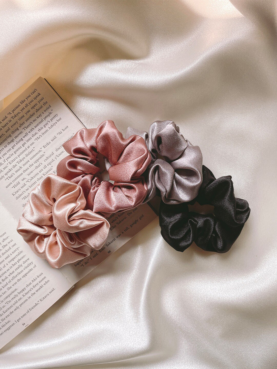 

Mueras Women Black & Grey Set of 4 Satin Scrunchies