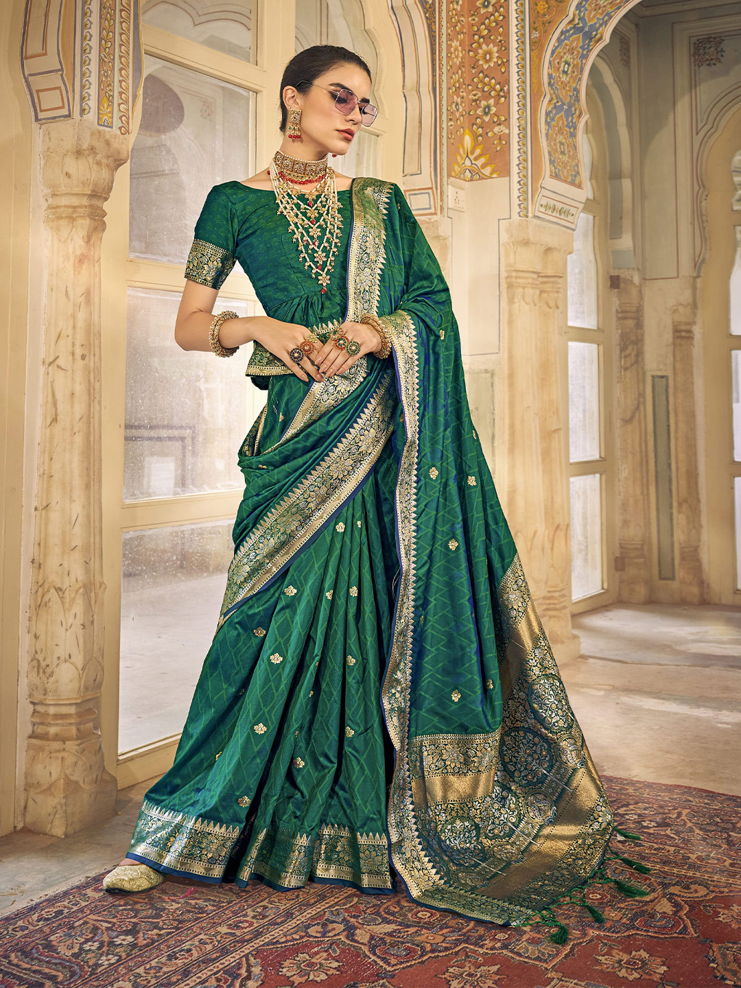 

elora Green & Gold-Toned Woven Design Zari Silk Blend Saree