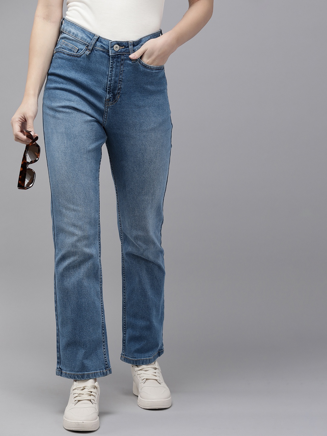 

The Roadster Life Co. Women Straight Fit Heavy Fade Stretchable Jeans, Blue