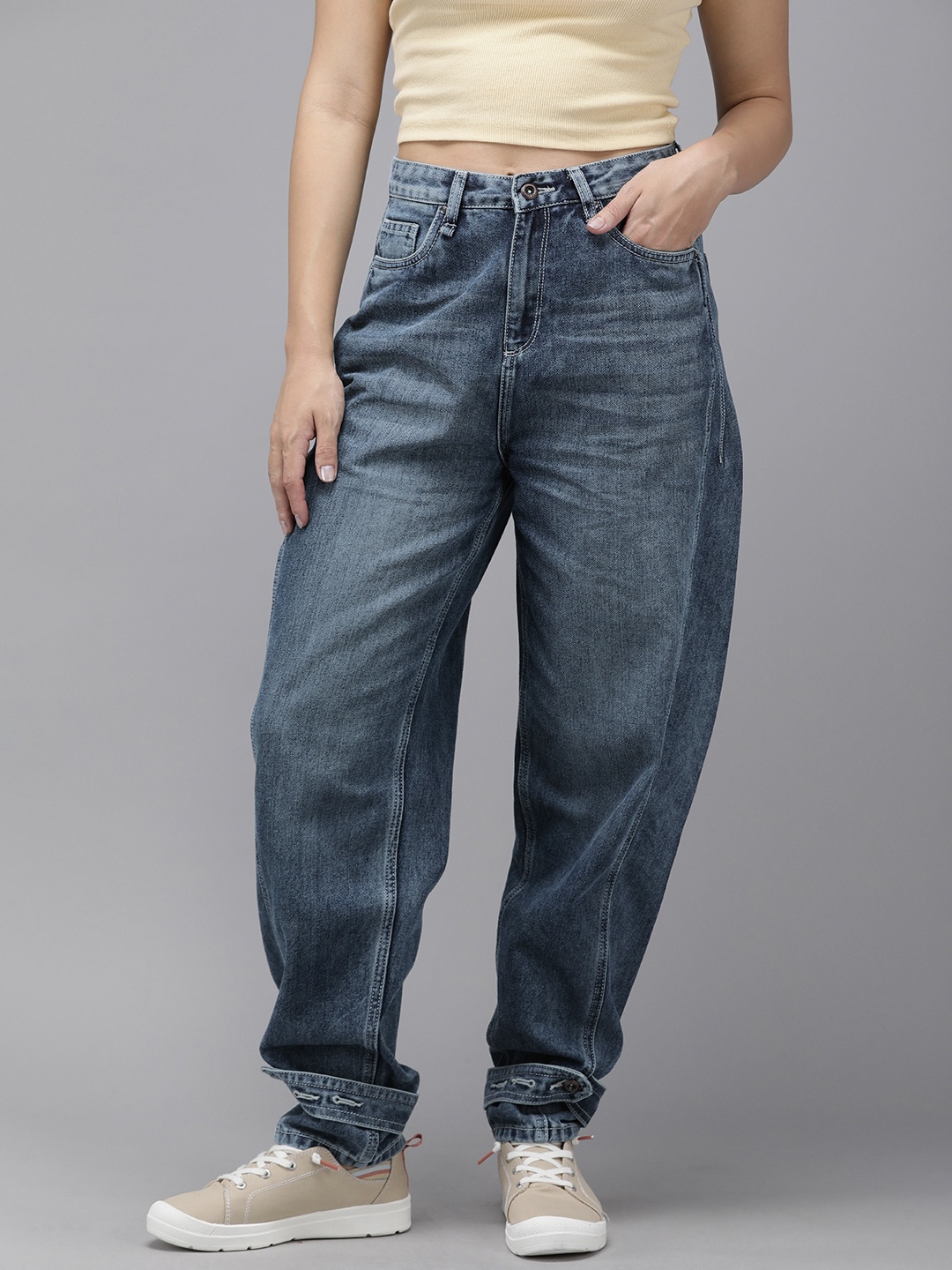 

The Roadster Life Co. Women Pure Cotton Slouchy Fit High-Rise Heavy Fade Jeans, Blue