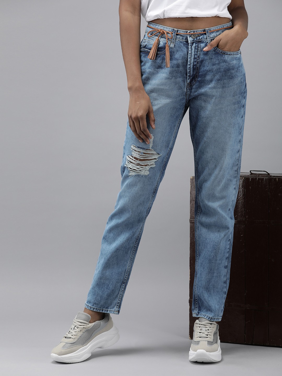 

The Roadster Life Co. Women Mid-Rise Boyfriend Fit Mildly Distressed Cotton Jeans, Blue