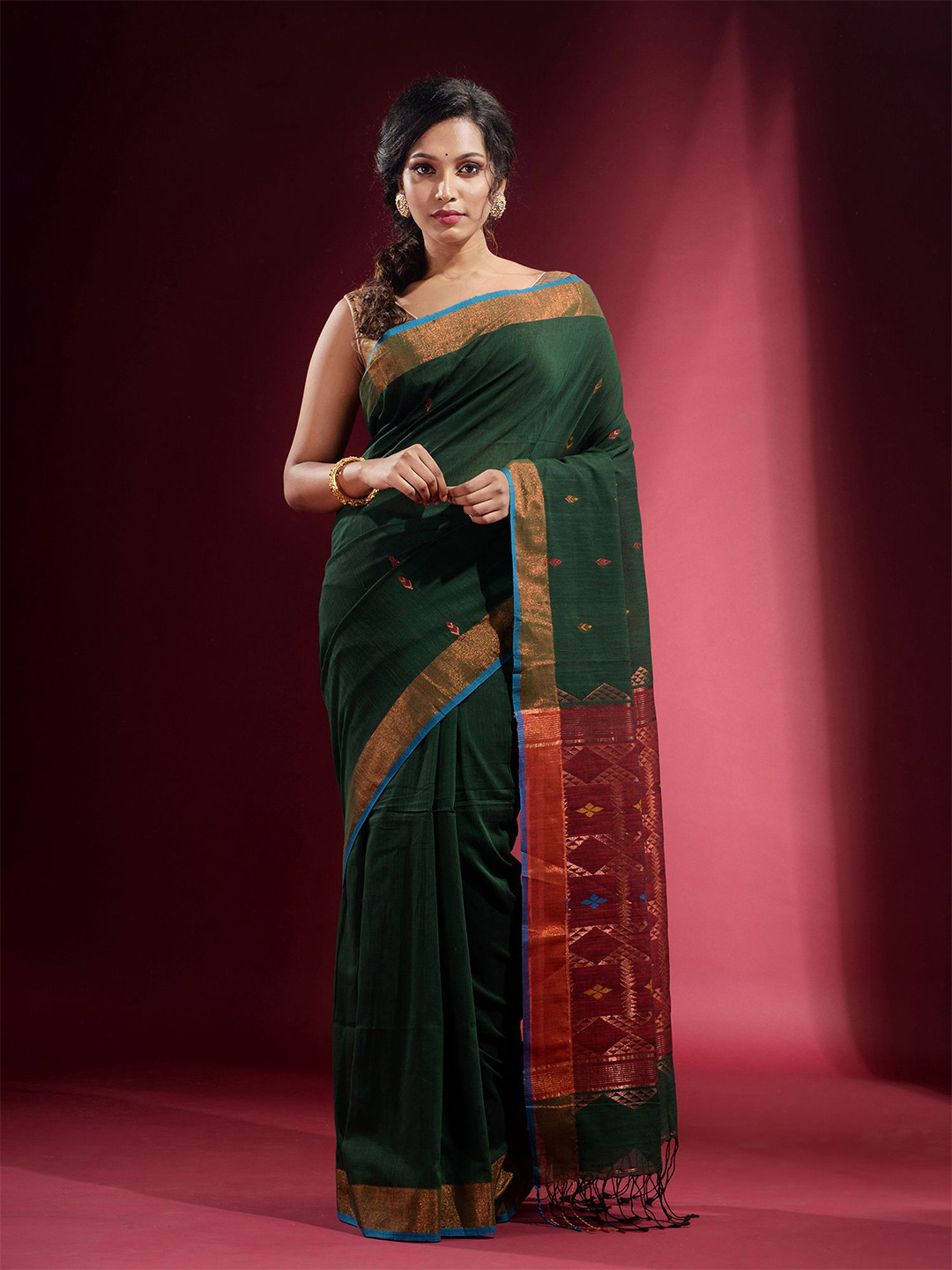 

Charukriti Green & Gold-Toned Woven Design Zari Pure Cotton Saree