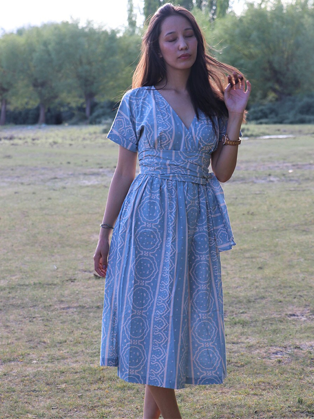 

Chidiyaa Women Blue & White Printed V-Neck Cotton Dress