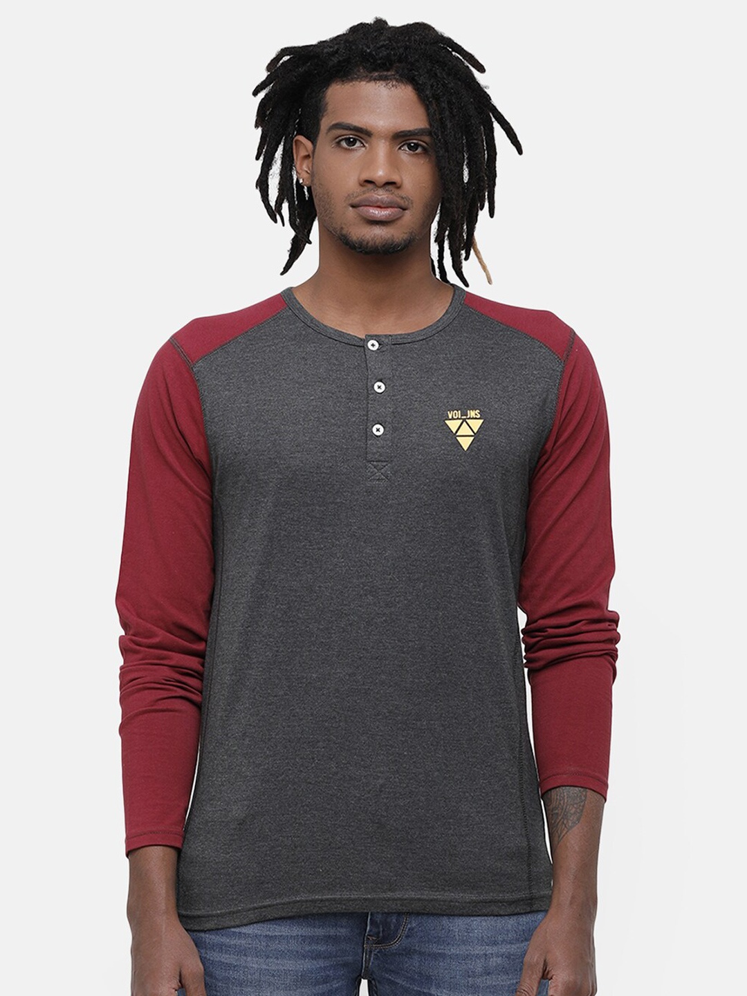 

Voi Jeans Men Grey & Maroon Colourblocked Henley Neck Cotton T-shirt