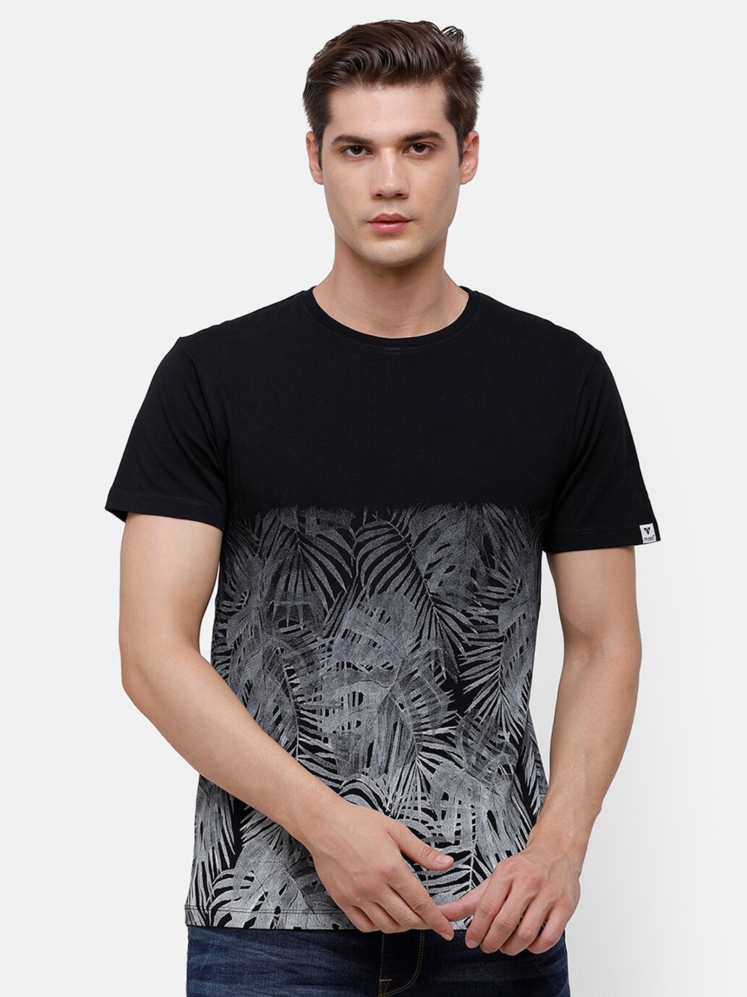 

Voi Jeans Men Black Printed Tropical Cotton T-shirt