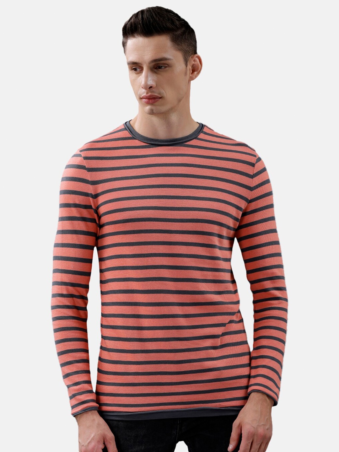 

Voi Jeans Men Coral Printed Slim Fit Cotton T-shirt