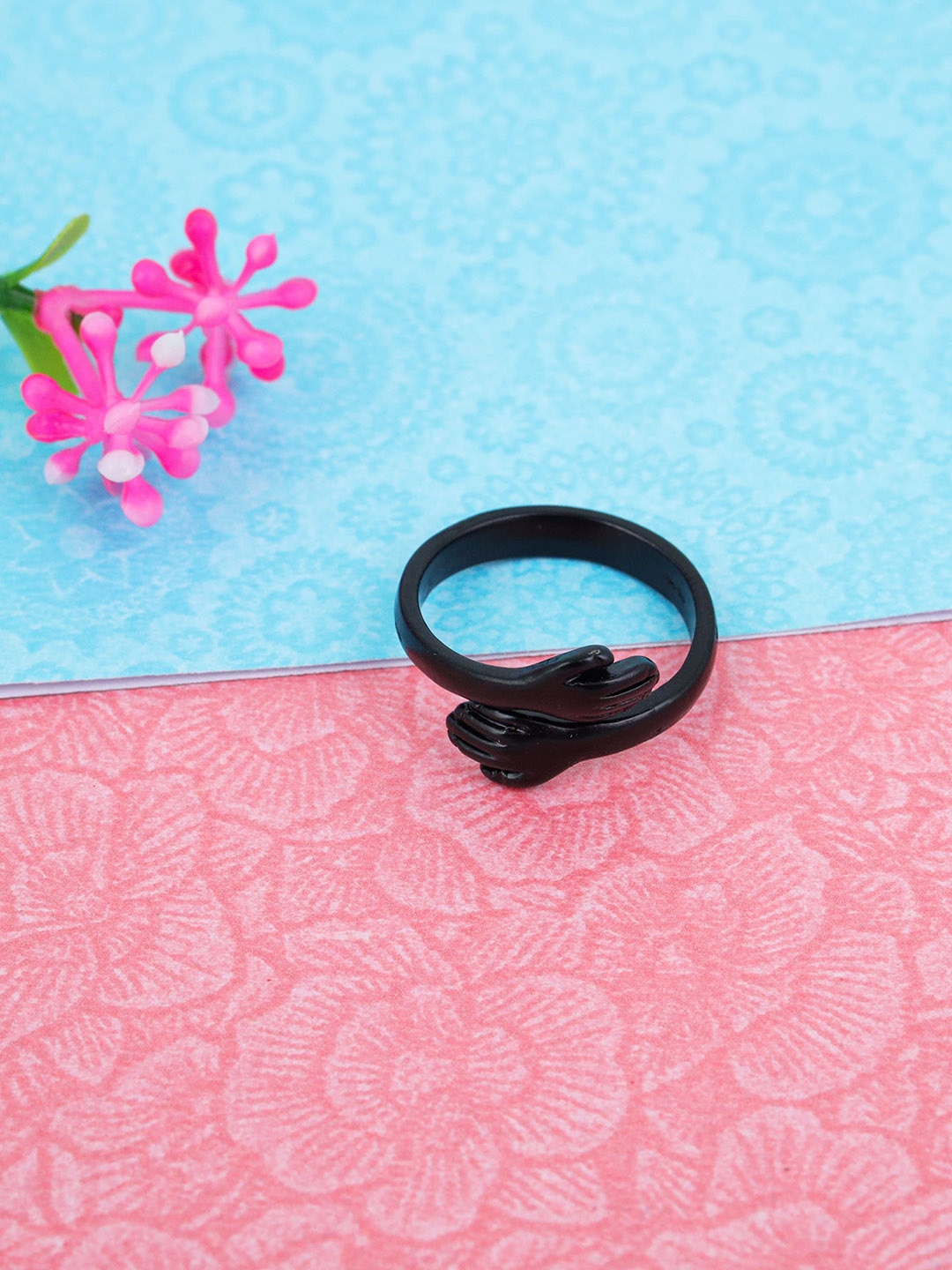 

Fashion Frill Silver-Plated Black Hug Adjustable Finger Ring