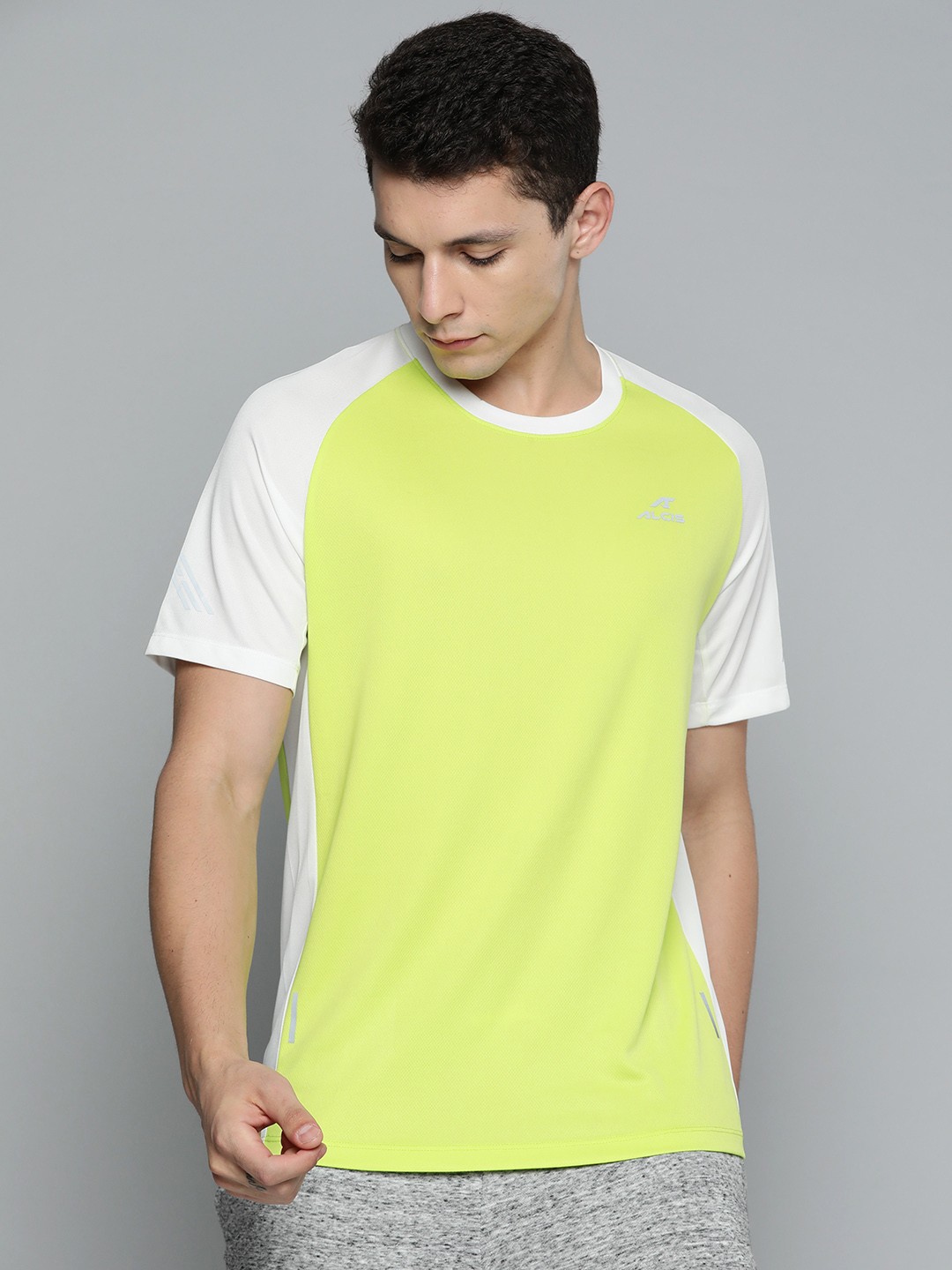 

Alcis Men Green Colourblocked Slim Fit T-shirt