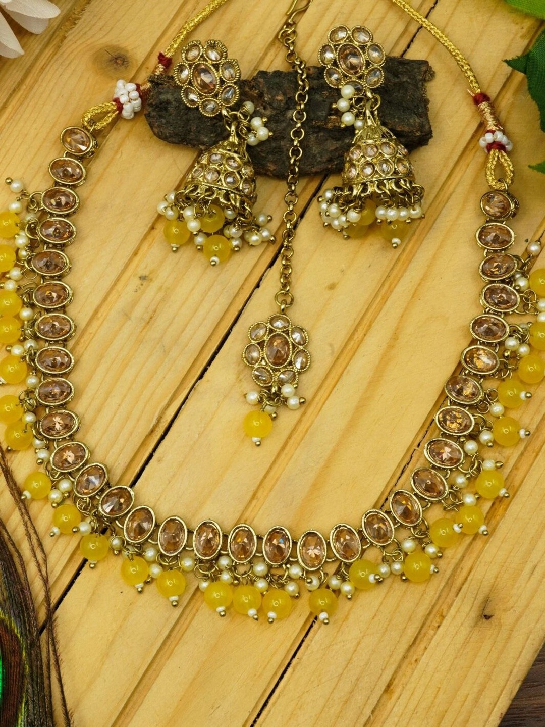 

GRIIHAM Women Gold-Plated & Kundan Stone-Studded & Yellow Beaded Jewellery Set